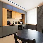 דירה Sara - Stylish With Balcony Near Piata Obor *