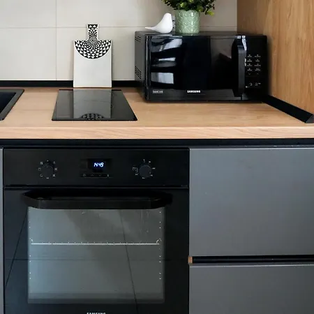 Sara - Stylish With Balcony Near Piata Obor * בוקרשט