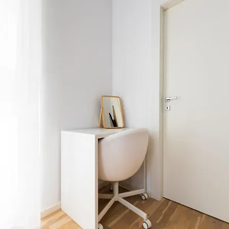 Sara - Stylish With Balcony Near Piata Obor 부쿠레슈티