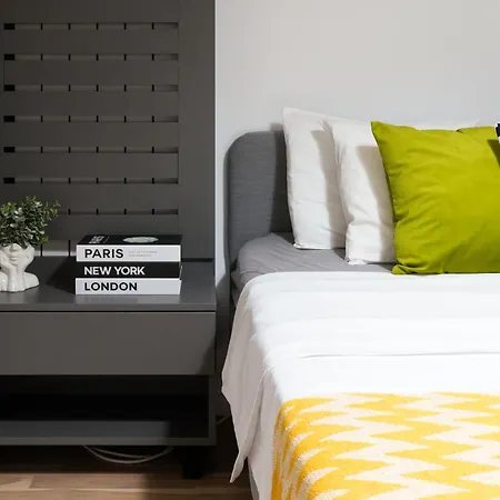 아파트 Sara - Stylish With Balcony Near Piata Obor *